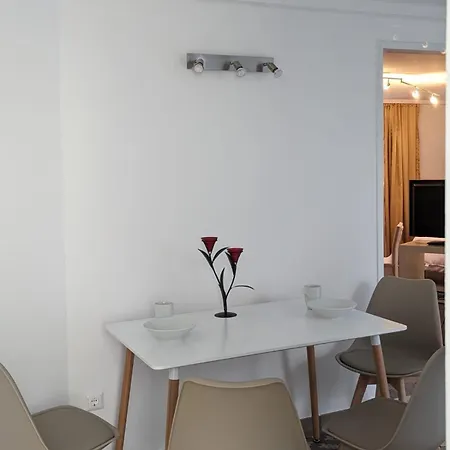 Apartment In Vienna Suburbs - 40 Min From Vienna Center